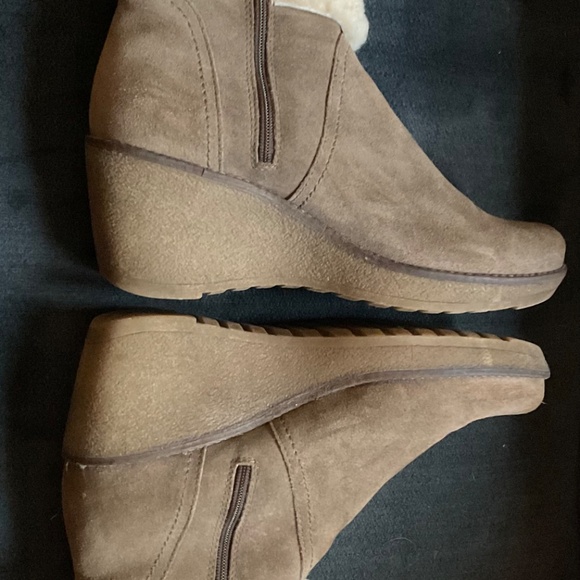 Women’s La Canadienne Suede Short Wedge Winter Boots Sheepskin Top 7.5 - Picture 5 of 6